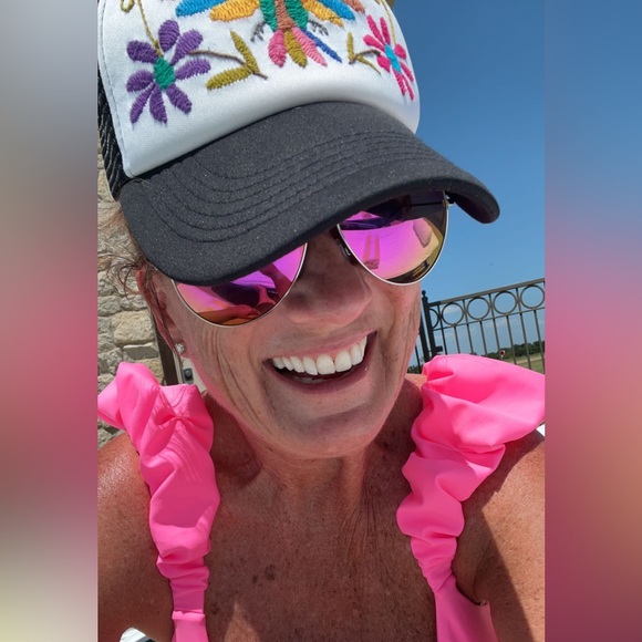 Meet your Posher, Stephanie - Picture 1 of 3